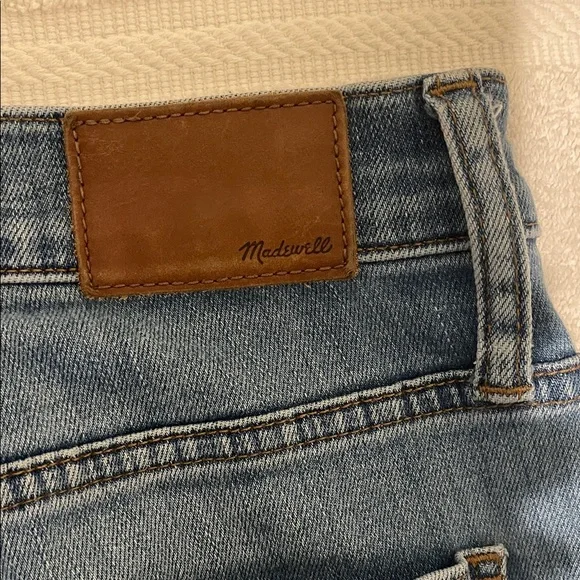 Madewell Distressed 9” High Rise Stretch Jean Raw Edge Waist 32” Inseam 28” - Picture 2 of 16